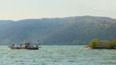 Nehri feribot sahil Tuna Nehri üzerinde yaklaşıyor.