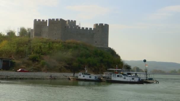 Acercamiento Desde Agua Una Antigua Torre Fortaleza Fortaleza Danubio Ram — Vídeos de Stock