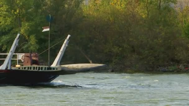 Старий Човен Перетинає Річку Крупним Планом Стріляти — стокове відео