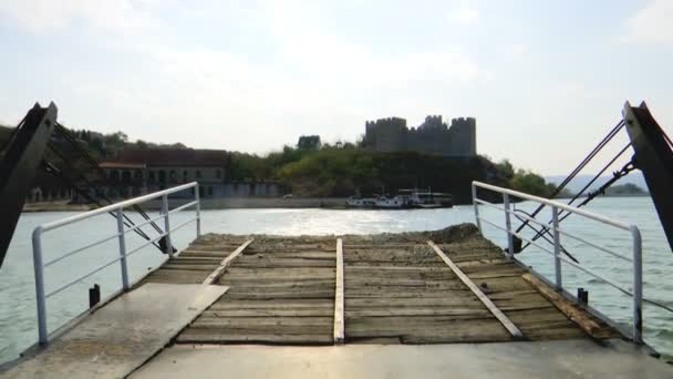 Uma Vista Uma Balsa Fluvial Rio Danúbio Com Castelo Medieval — Vídeo de Stock