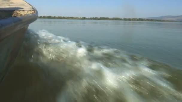 Danube カメラに沿ってボートに乗る手前の波の側です — ストック動画