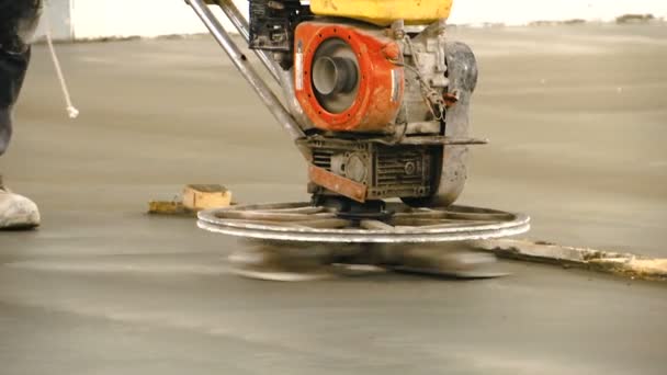 Los Trabajadores Están Utilizando Máquinas Pulido Hormigón Para Cemento Después — Vídeos de Stock