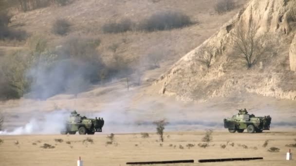 军事作战车辆在战斗中与射击和大量的烟雾 — 图库视频影像