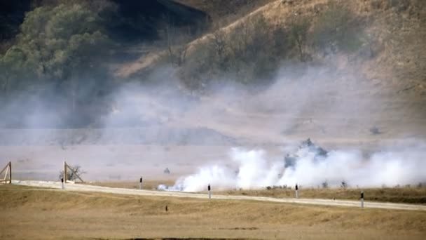 Στρατιωτικά Οχήματα Μάχης Στη Μάχη — Αρχείο Βίντεο