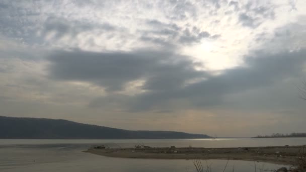 云和太阳在多瑙河上的时间失效与水反射 — 图库视频影像
