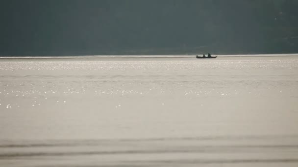 Nehirde Bir Teknede Iki Balıkçı Silüeti — Stok video