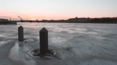 günbatımı St Petersburg'da donmuş Neva Nehri