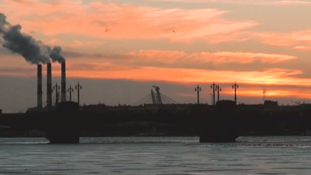 Peterburg Yukarıda Fabrika Bacaları Neva Nehri Köprüsü Nde Günbatımı Kış — Stok video
