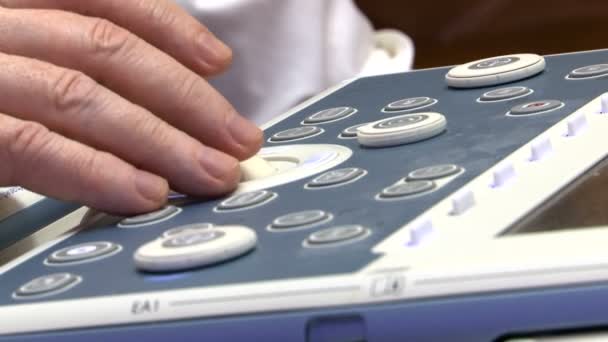 Les Mains Médecin Pressent Les Touches Appareil Échographie Médicale — Video