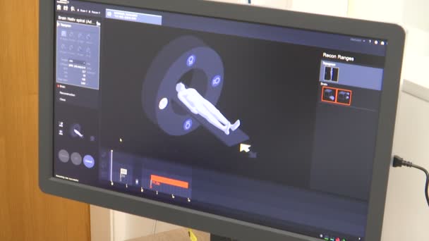 Monitor Computador Tomógrafo Registrando Cabeça Paciente — Vídeo de Stock