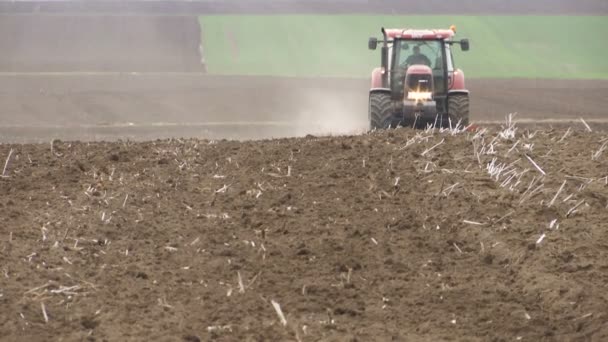 Traktor Auf Dem Feld Frühjahrsvorbereitung Des Bodens Staubwolke Hinter Dem — Stockvideo