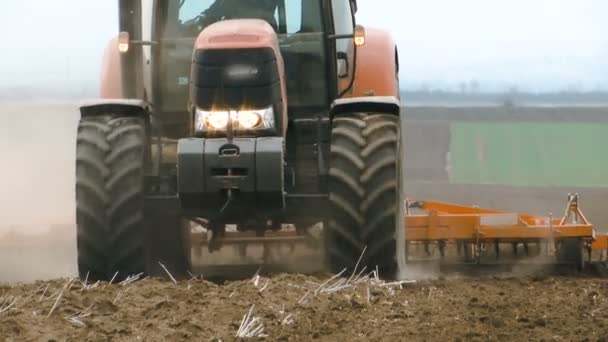Весенняя Работа Трактором Поле Подключаемой Машиной Крупным Планом Стреляют — стоковое видео