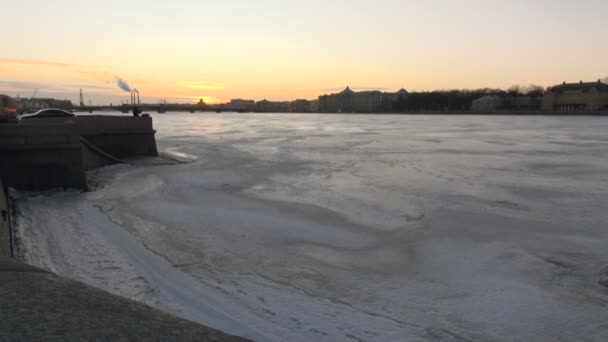 Pôr Sol Acima Rio Neva Congelado São Petersburgo Com Chaminés — Vídeo de Stock