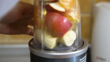 bir blender karışık farklı meyve - elma, muz, mandalina...