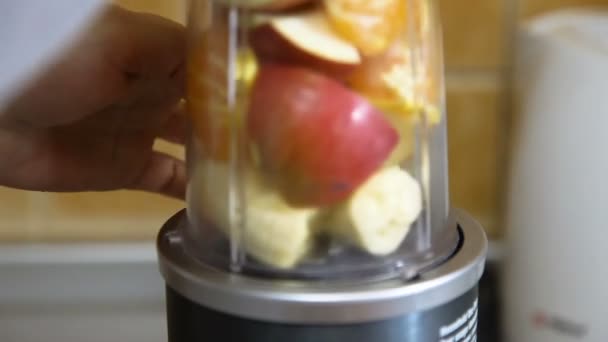 Blandade Olika Frukter Mixer Äpple Banan Tangerine — Stockvideo