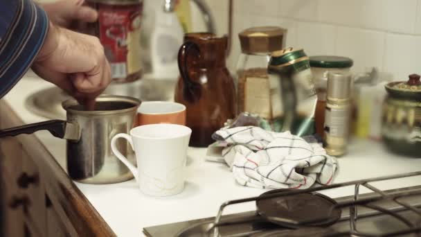 在厨房氛围中烹饪和倒入咖啡杯 — 图库视频影像