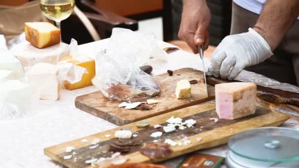 Homme Avec Couteau Coupe Des Morceaux Jambon Séché Fumé Pour — Video