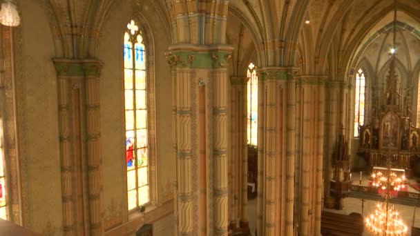 从天主教会的画廊相机锅 教堂和祭坛的大柱子 — 图库视频影像