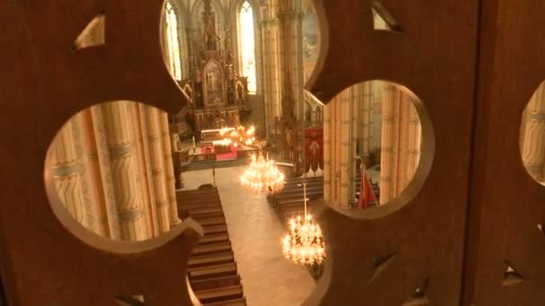 ギャラリーのフェンスを通して内部のカトリック教会のビュー カメラの追跡ショットを移動 — ストック動画