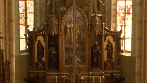 Dentro Gran Iglesia Católica Gótica Edad Alejarse Del Altar Gran — Vídeo de stock