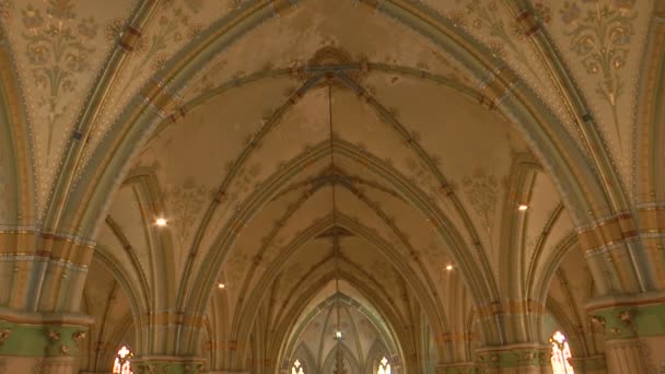 Большая Католическая Церковь Внутри Наклон Выстрел Сверху — стоковое видео
