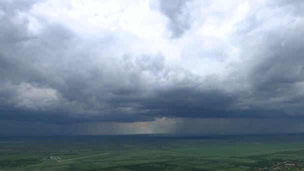 時間の経過 雨の嵐は劇的な雲で平野の上に来ています — ストック動画