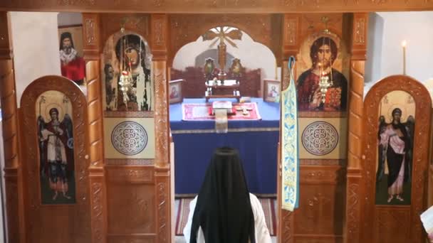 Holzaltar Der Orthodoxen Kirche Mit Einem Priester Vor Dem Altar — Stockvideo