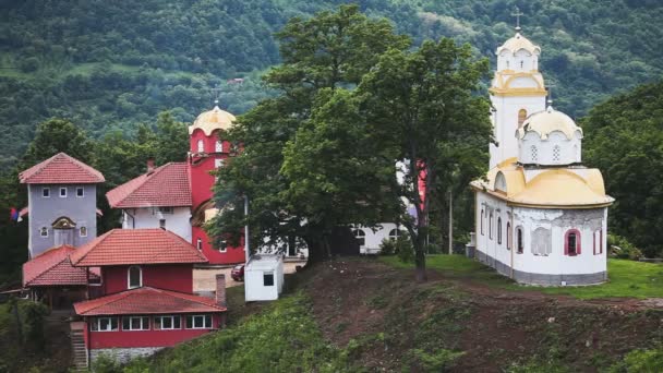 正统修道院在山上与住宿 — 图库视频影像