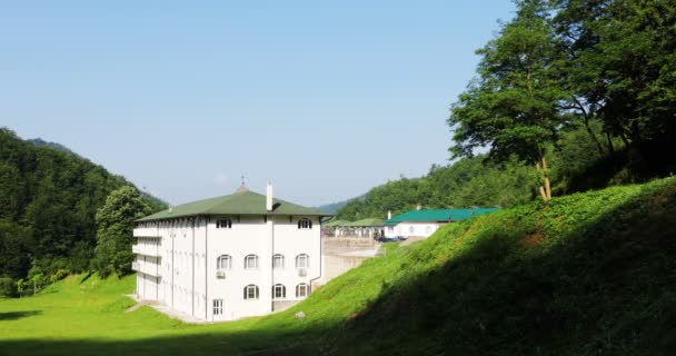 Weißes Mehrzweckgebäude Orthodoxen Kloster Wald — Stockvideo