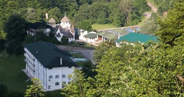 Panorama Monastère Orthodoxe Dans Forêt Avec Complexe Bâtiments — Video