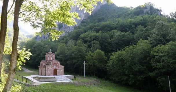 Een Kleine Orthodoxe Kerk Schaduw Van Het Bos Byzantijnse Stijl — Stockvideo