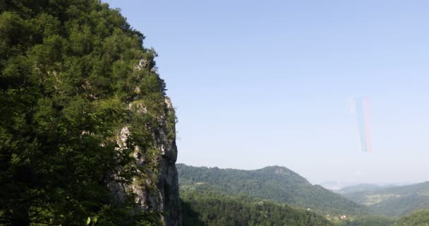 Panorama Över Berget Med Ett Kloster Foten Med Serbisk Flagga — Stockvideo