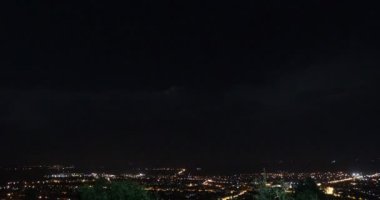 fırtına şehir üzerinde geliyor - gökgürültülü fırtına ve yıldırımlar