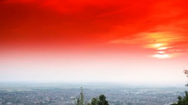 Time Lapse - turuncu gökyüzü ile şehrin bir panorama ile gün batımı