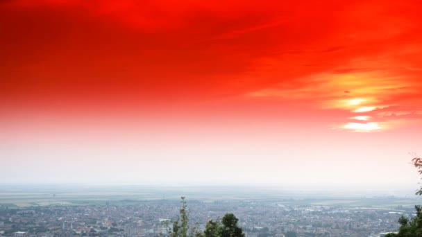タイムラプス オレンジ色の空と街のパノラマと夕日 — ストック動画