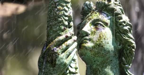 水が飛び散る噴水の女性の鉄の像のクローズアップショット — ストック動画
