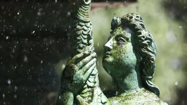 Крупный План Железная Зеленая Скульптура Женщины Водопадом Фонтан Замедленной Съемке — стоковое видео