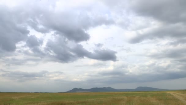 Lapso Tiempo Nubes Dramáticas Sobre Llanura Con Colinas Fondo — Vídeo de stock