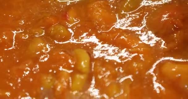 准备美味的杏果酱 用木勺混合 特写拍摄 — 图库视频影像