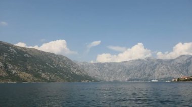 Tepeüzerinde bulutlar ile Kotor Körfezi'nin bir parçası Time Lapse