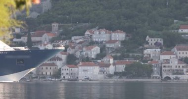 arka planda eski evler ile sahilin diğer tarafı ile Kotor Körfezi'nde geçen kruvazör gemi - yakın çekim