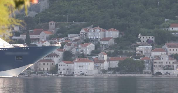 Kryssare Som Passerar Förbi Kotor Fjärd Med Andra Sidan Segla — Stockvideo