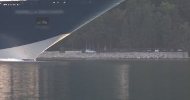 arka planda sahil ile Kotor koyunda geçen ve dalgalar yapma cruise gemisi yakın yay