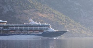 yolcu yolcu gemisi yavaş yavaş sabah Kotor bay Karadağ girer