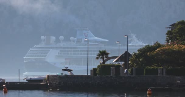 Vorbei Einem Kreuzfahrtschiff Jenseits Der Küste Mit Der Straße Auf — Stockvideo