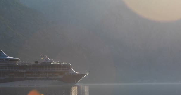 Statek Wycieczkowy Powoli Rozprowadza Się Wodzie Pochodni Słońca Soczewce — Wideo stockowe