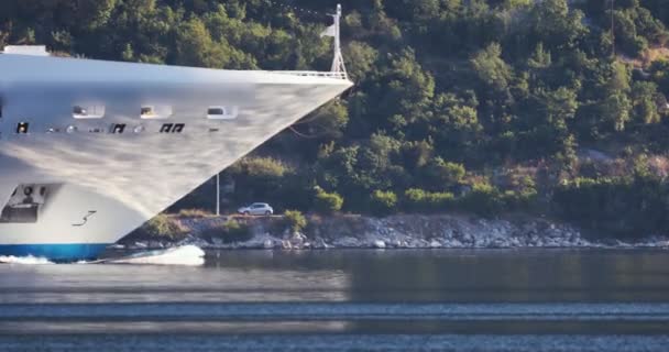 Proue Avant Croiseur Entre Dans Cadre Avec Côte Sur Autre — Video