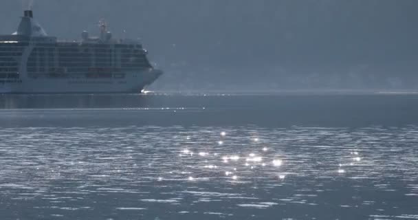 Grande Navio Cruzeiro Passageiros Desliza Lentamente Sobre Baía Kotor Com — Vídeo de Stock