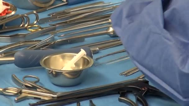 Instrumentos Cirúrgicos Ferramentas Sobre Mesa Sala Cirurgia — Vídeo de Stock