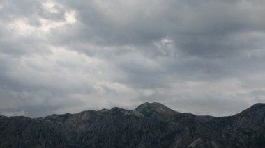 Çok bitki örtüsü olmadan dramatik bulutlar ve dağ zirveleri zaman atlamalı